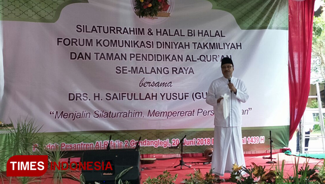 Gus Ipul dalam acara silaturahmi dan halal bi halal dengan Forum Komunikasi Diniyah Takmiliyah (FKDT) dan Taman Pendidikan Al Qur'an se Malang Raya di Pondok Modern Al Rifa'ie. (FOTO: Widodo Irianto/TIMES Indonesia)
