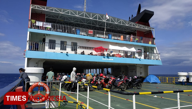 Suasana KMP Legundi rute Surabaya-Lombok. Rabu, 20/6/2018. (FOTO: Tria Adha/TIMES Indonesia)