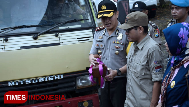 Kapolres Jember, AKBP Kusworo Wibowo, saat melakukan pengawalan pendistrubusian surat suara dan logistik Pilgub Jatim. (FOTO: Sofy/TIMES Indonesia)