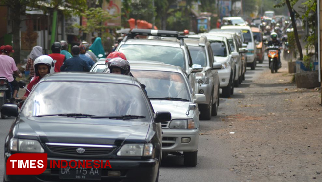 Antrian kendaraan yang terjadi di pertigaan Canggaan, Genteng Wetan. (FOTO: Erwin Wahyudi / TIMES Indonesia)