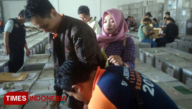 Persiapan Pilkada Serentak 2018 di Bondowoso, Pengecekan Dilakukan di Gudang Logistik KPU Kabupaten Bondowoso. (FOTO: Bahri/TIMES Indonesia)