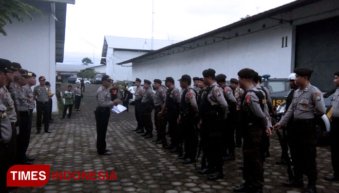 Pasukan dari Polres Jember yang disiapkan untuk pengawalan surat suara dan logistik. (FOTO: Sofy/TIMES Indonesia)