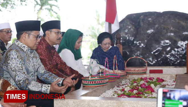 Gus Ipul didampingi Megawati Soekarnoputri dan Cak Imin berziarah ke makam Bung Kano. (FOTO: Hasbullah/TIMES Indonesia)