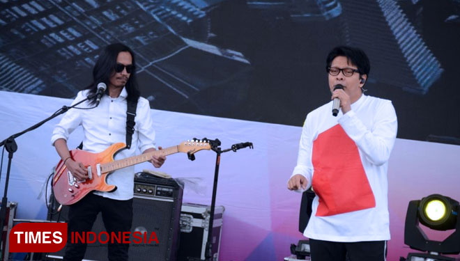 Penampilan Armand Maulana di panggung bertajuk Gebyar Ketupat 2018, Kamis (21/6/2018) di halaman Balai Kota Among Tani, Kota Batu. (FOTO: Adhitya Hendra/TIMES Indonesia)