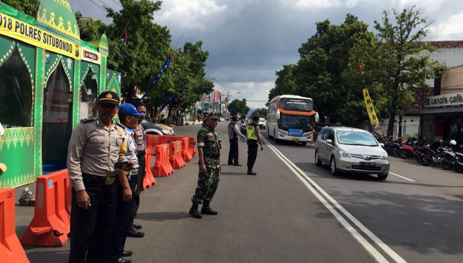 Polisi yang bertugas di Pos Pam dalam mengatur lalulalang kendaraan di Jalan Raya Situbondo Jawa Timur (FOTO: Humas Polres Situbondo)