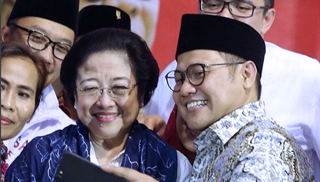 Ketua Umum PDIP Megawati Sukarnoputri dan Ketua Umum PKB Muhaimin Iskandar saat berswafoto saat acara haul ke-48 Bung Karno di Blitar, Jawa Timur, Rabu (20/6/2018) (FOTO: Instagram/@cakiminow)