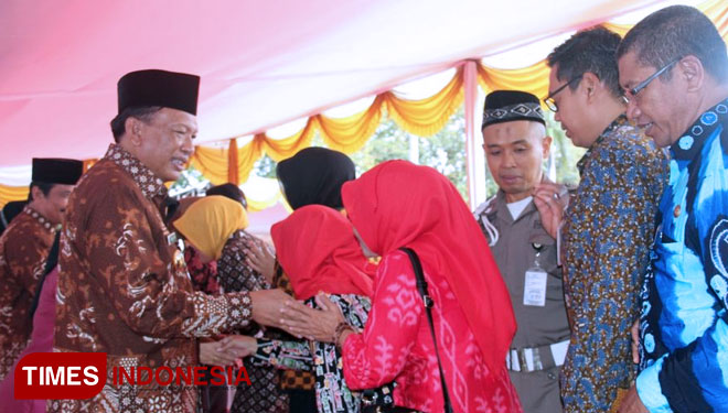 Bupati Gresik Sambari Halim Radianto saat Halal Bihalal di Halaman Pemkab Gresik. (FOTO: Humas Pemkab Gresik for TIMES Indonesia)