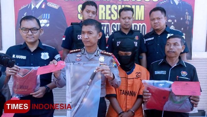 Kapolresta Sidoarjo, Kombespol Himawan Bayu Aji, bersama Kasatreskrim, Kompol M Harris (kanan)saat menunjukkan barang bukti kejahatan pembunuhan yang dilakukan pelaku MF. (FOTO: Rudy/ TIMES Indonesia)