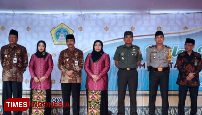 Forkopimda Gresik melakukan sesi foto bersama usai Halal Bihalal di Halaman Pemkab Gresik (FOTO: Akmal/TIMES Indonesia)