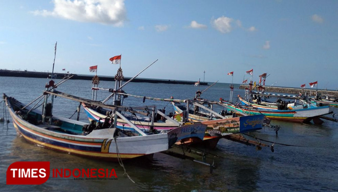 Perahu nelayan Desa Campurejo Kecamatan Panceng bersandar di dermaga (FOTO : Akmal/TIMES Indonesia).