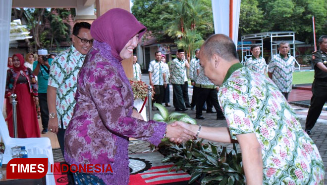 Wali Kota Rukmini saat halal bihalal dengan seluruh ASN Pemkot Probolinggo. (FOTO: Humas for TIMES Indonesia).