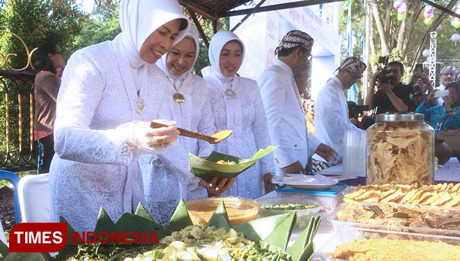 Suasana Festival Nasi Pecel Pincuk di Jalan Pahlawan Kota Madiun (FOTO: Pamula/ TIMES Indonesia)