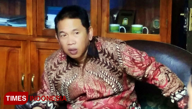Sekwilda Kabupaten Malang, Ir Didik Mulyono dan suasana sidang Paripurna DPRD Kabupaten Malang. (FOTO: Widodo Irianto/TIMES Indonesia)