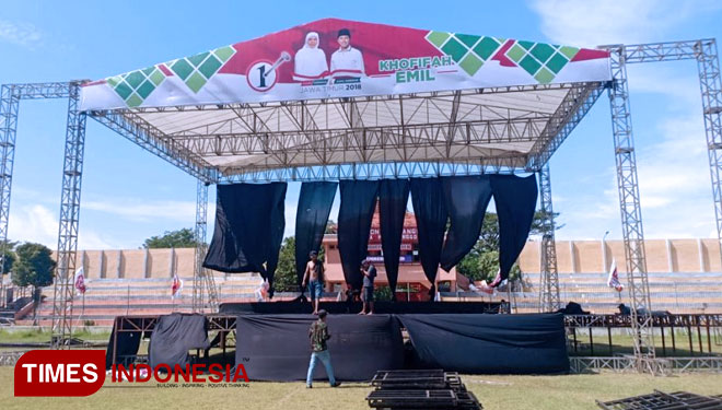 Panggung Rhoma Irama dan Soneta Group dan Cagub Jatim Khofifah-Emil, telah disiapkan untuk kampanye akbar di stadion Banyuangga Kota Probolinggo.(FOTO: Dicko W/TIMES Indonesia)