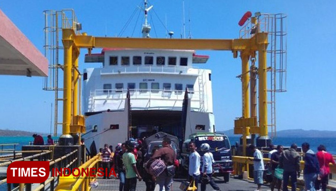 Kapal Ferry milik PT ASDP cabang Kupang NTT saat mengangukut penumpang di pelabuhan Bolok Kupang. (FOTO: Habibudin/TIMES Indonesia)
