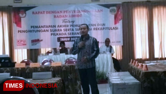 Ketua KPU Bondowoso Hairul Anam saat Menyampaikan Sambutan dalam Acara Rapat dengan Penyelenggaraan Badan Adhoc (FOTO: Moh Bahri/TIMES Indonesia)