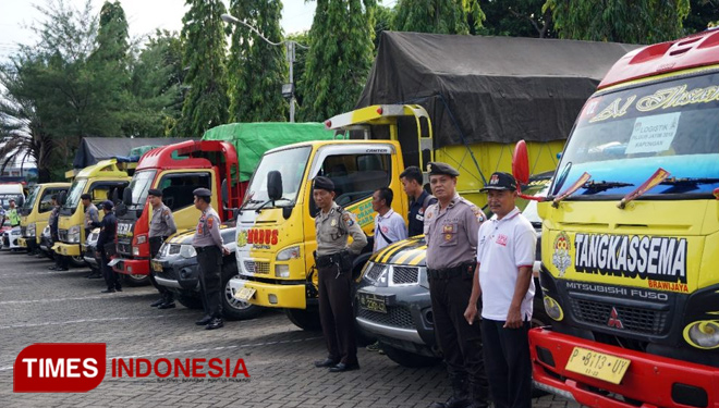Logistik pilkada yang akan didistriubusikan ke masing-masing PPK diangkut dengan 17 truk dengan pengawalan petugas Kepolisian dari Polsek Jajaran Polres Situbondo (FOTO: Humas Polres Situbondo)