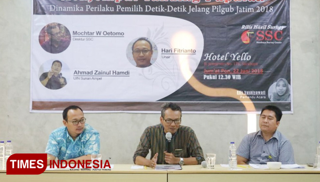 Mochtar W Oetomo (tengah) di antara praktisi politik dari Unair dan UIN Sunan Ampel, Jumat (22/6/2018). (FOTO : Lely Yuana/ TIMES Indonesia)