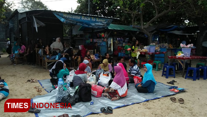 Ribuan Warga muslim Kampung Jawa, Desa Wanasari Denpasar Utara, memadati Pantai Sanur Denpasar Selatan. Jumat (22/6/2018). (FOTO: Khadafi/TIMES Indonesia)