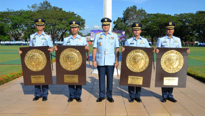 Penghargaan lambangja zero accident yang diterima Skadron 21 Pesawat Super Tucano Lanud Abdulrahman Saleh Malang. (FOTO: Istimewa)