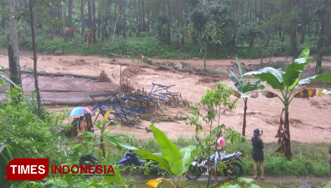 Kondisi wisata hutan pinus di Kecamatan Songgon, yang rusak akibat banjir. (FOTO: Rizki Alfian / TIMES Indonesia)