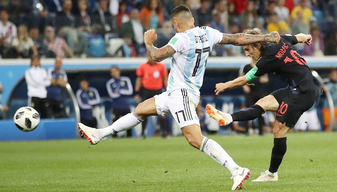 Luka Modric saat melakukan tendangan ke gawang Argentina. (FOTO-FOTO: FIFA.Com)