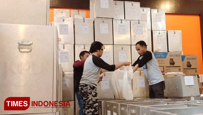 Proses setting dan packing logistik Pilgub Jatim 2018, Jumat (22/6/2018) di aula KPU Kota Batu. (FOTO: Ferry/TIMES Indonesia)