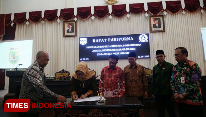 Penandatanganan nota persetujuan penetapan Raperda RPJMD Kota Batu tahun 2018-2022, Jumat (22/6/2018) di gedung DPRD Kota Batu. (FOTO: Ferry/TIMES Indonesia)