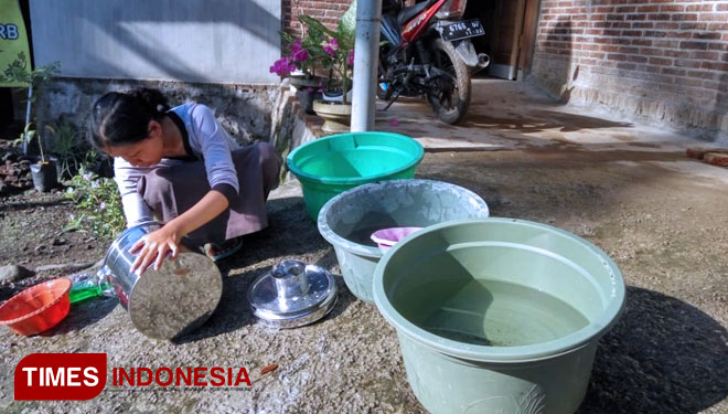 Warga memanfaatkan alat seadanya untuk tadah air hujan (FOTO: Rizki Alfian/ TIMES Indonesia)