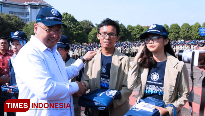 Mendes PDTT, Eko Putro Sandjojo saat melepas ribuan mahasiswa Universitas Gajah Mada (UGM) Yogyakarta yang akan menjalani KKN di desa-desa di seluruh Indonesia, Sabtu (23/6/2018). (FOTO: Humas PDTT For TIMES Indonesia)