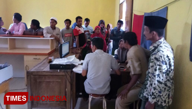 Antrean warga saat melakukan rekam data kependudukan di Kantor Kecamatan Robatal, Sampang, Jawa Timur pada H-2 pemungutan suara Pilkada 2018. (FOTO: Hasbullah/TIMES Indonesia)