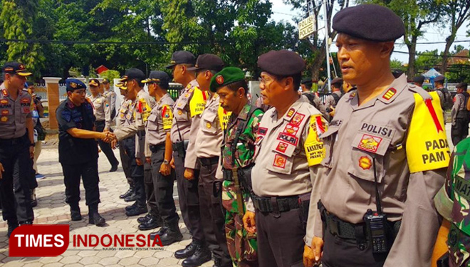 Kapolda Jatim, Irjen Pol Machfud Arifin (dua dari kiri) saat mengecek pasukan pengamanan pilkada serentak 2018 di Mapolresta Probolinggo. (FOTO: Happy L./ TIMES Indonesia)