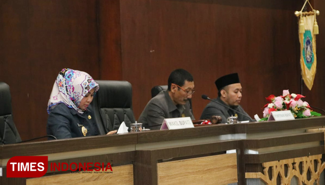 Wakil Bupati Lamongan Kartika Hidayati dalam Rapat Paripurna, dengan agenda Jawaban Eksekutif Terhadap Pandangan Umum Fraksi-Fraksi DPRD, Selasa (26/6/2018). (FOTO: Ardiyanto/TIMES Indonesia)