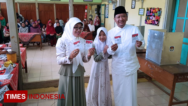 Calon Bupati Pasuruan, H Irsyad Yusuf saat mencoblos di TPS 002 di Kelurahan Purwosari, Kecamatan Purwosari, Kabupaten Pasuruan, Rabu (27/6/2018) (FOTO: Robert/TIMES Indoneisa)
