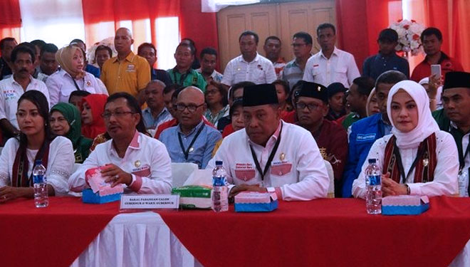 Murad Ismail dan Barnabas Orno didampingi istri saat mendaftar di KPU Maluku (FOTO: terasmaluku)