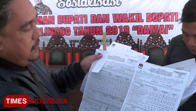 Tim pemenangan MMC menunjukan Form C1 KWK yang menurutnya invalid dan difiti copy, di kantor KPU Kabupaten Probolinggi Jawa Timur.(FOTO: Dicko W/TIMES Indonesia)