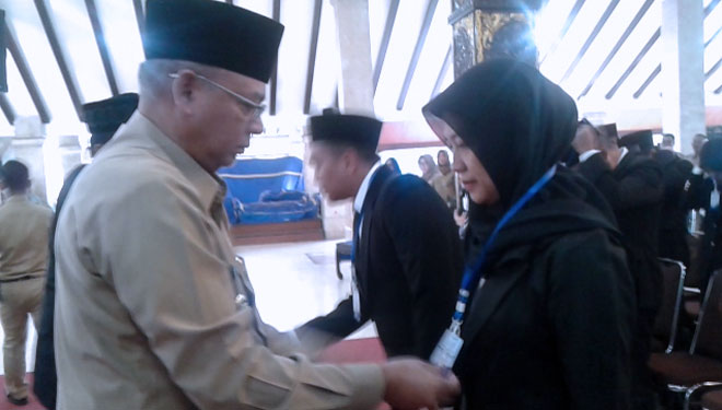 Bupati Malang DR H Rendra Kresna saat menyematkan tanda peserta Diklatpim IV di Pendapa Agung Kabuoaten Malang. (FOTO: Istimewa)