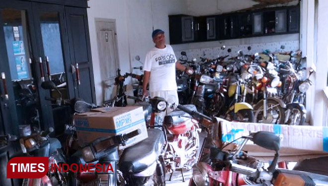 Wahyu Widodo 'Raja Sengon' bersama koleksi motor jadul nya. (FOTO: Syamsul Arifin/TIMES Indonesia)
