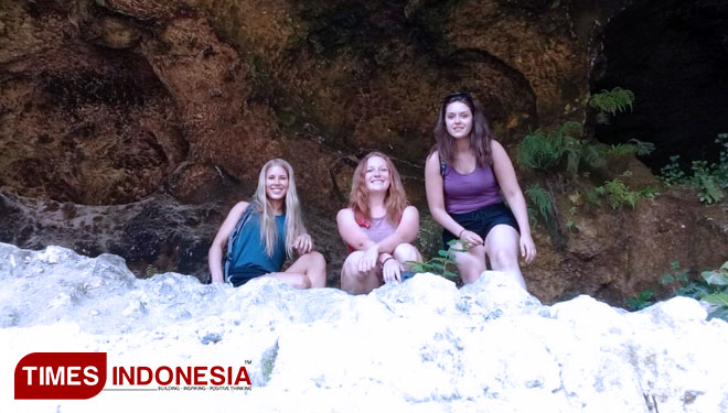Tiga wisatawan mancanegara asal Kanada sedang mengunjungi Wisata Setigi di Kabupaten Gresik (FOTO : Akmal/TIMES Indonesia)