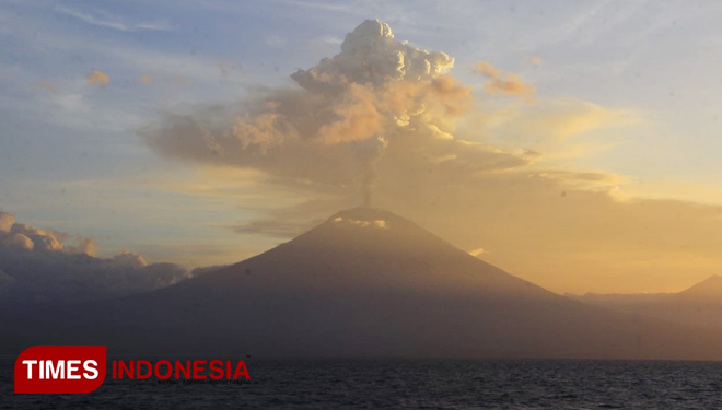 Gunung Agung. (FOTO: Tria Adha/TIMES Indonesia)