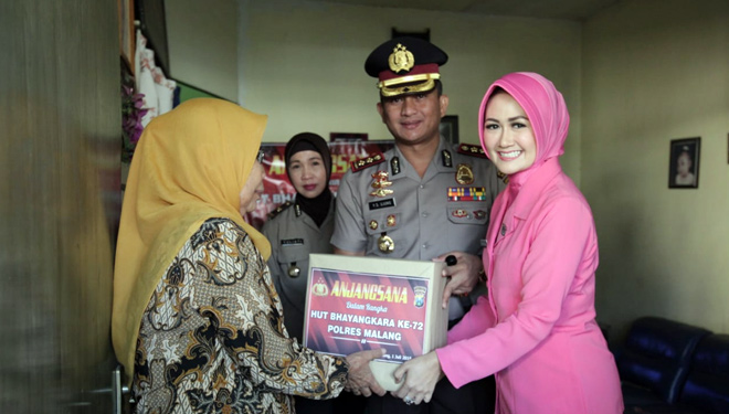 Kapolres Malang Yade Setiawan Ujung lakukan anjangsana kepada warakawuri menyongsong HUT ke 72 Bhayangkara 2018. (FOTO: istimewa)
