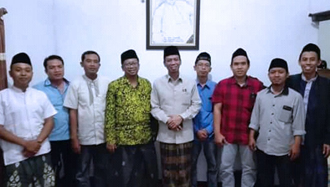 Almarhum KH Yusuf Nur Iskandar atau Gus Yus (baju kuning) saat foto bersama dengan H Amin Said Husni, Bupati Bondowoso dan para alumni PMII Banyuwangi. Gus Yus wafat pada, Selasa (3/7/2018) pagi. (FOTO: Istimewa)