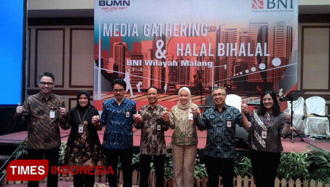 CEO BNI Wilayah Malang, Wiwi Suprihatno (tengah) foto bersama saat media gathering di Kota Malang, Selasa (3/7/2018). (FOTO: Imadudin M/TIMES Indonesia)