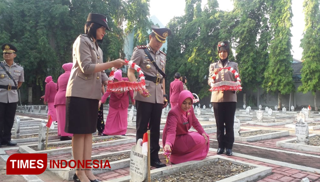 Kapolres Bojonegoro saat tabur bunga di Taman Makam Pahlawan (TMP) dalam Kota. Selasa (3/7/2018) (FOTO: Ali/Times Indonesia)