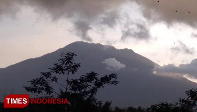 Gunung Agung yang diambil dari Pos Pantau Gunung Api Agung, di Desa Rendang, Karangasem, Bali, Rabu (4/7/2018). (FOTO: Khadafi/TIMES Indonesia)