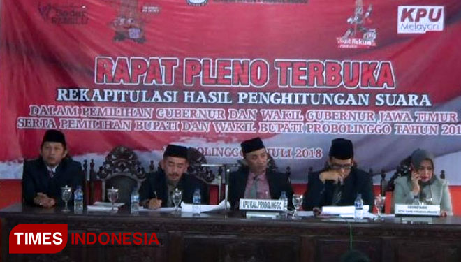 KPU Kabupaten Probolinggo, Jawa Timur, menggelar rapat pleno terbuka rekapitulasi hasil penghitungan suara Pilgub Jatim dan Pilbup Probolinggo 2018.(FOTO: Dicko W/TIMES Indonesia)