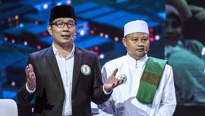 Pasangan calon gubernur dan wakil gubernur Jawa Barat Ridwan Kamil (kiri) dan Uu Ruzhanul Ulum (FOTO: M Agung Rajasa/Antara)