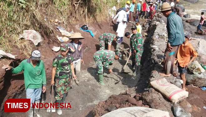 Warga dan TNI bersinergi bangun saluran irigasi pertanian. (FOTO: Pemerintah Desa Sumberarum for TIMES Indonesia)