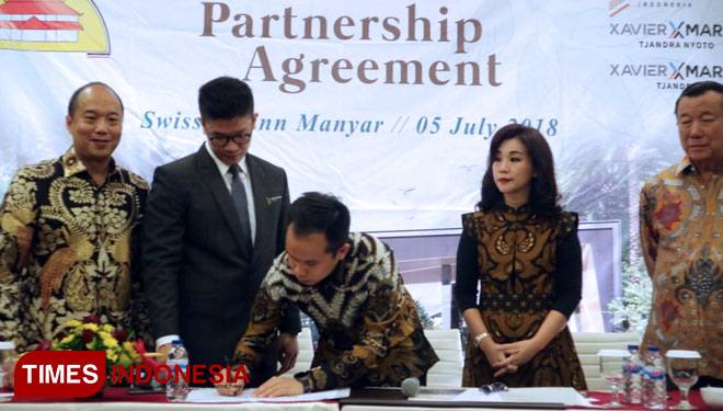 Edward Sugiharto, Direktur PT Pondok Tjandra Indah menandatangani surat perjanjian dengan lead agent, Kamis (5/7/2018).(FOTO: Lely Yuana/TIMES Indonesia)