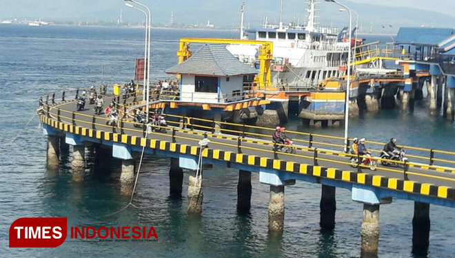 Perawatan Dermaga, Antrean Kendaraan Di Pelabuhan Ketapang Memanjang ...